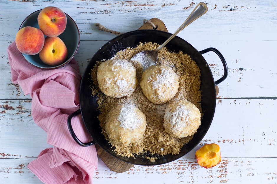 Pfirsichknödel mit Mandelbröseln
