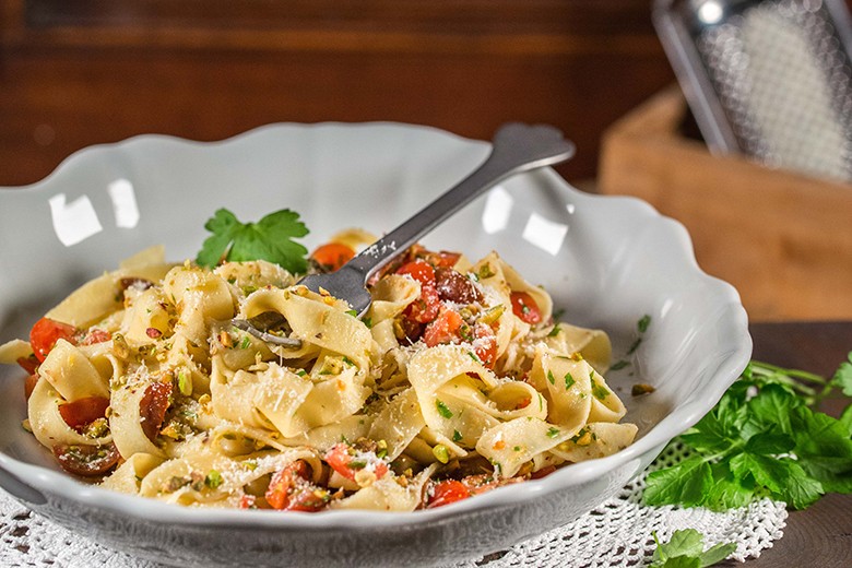 Tagliatelle mit Sauce aus Tomaten und Pistazien