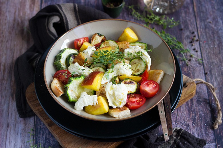 Panzanella mit gegrillten Zucchini und Pfirsich