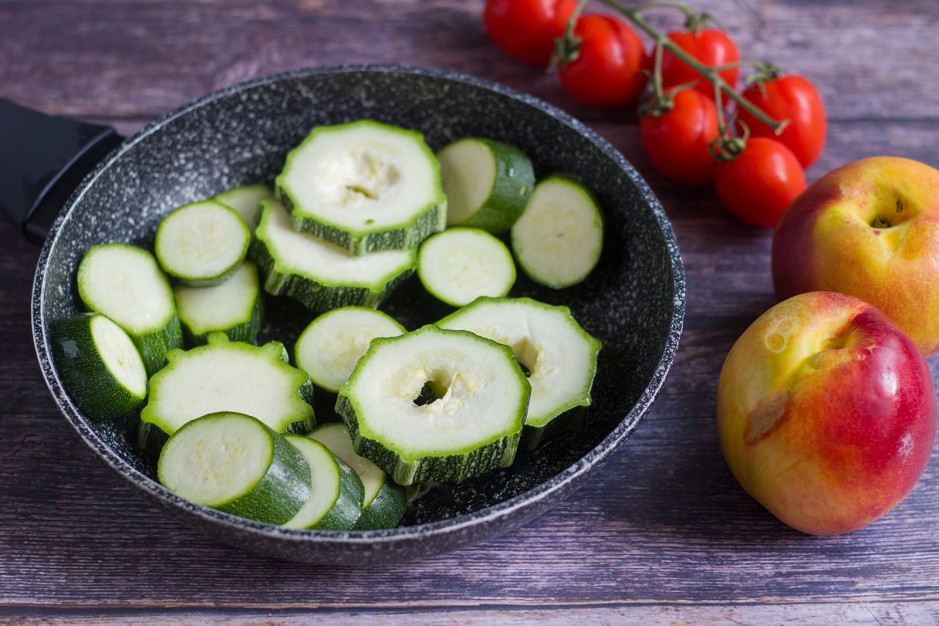 Panzanella mit gegrillten Zucchini und Pfirsich