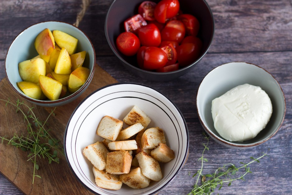 Panzanella mit gegrillten Zucchini und Pfirsich