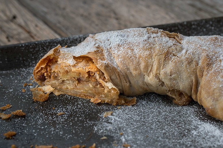 Apfelstrudel mit selbstgemachtem Teig