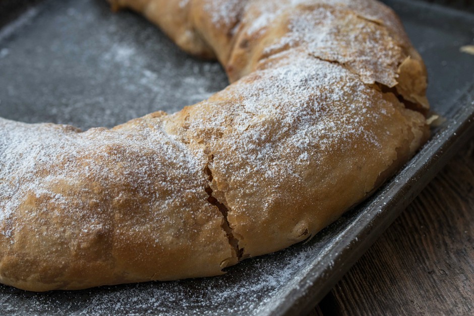 Apfelstrudel mit selbstgemachtem Teig