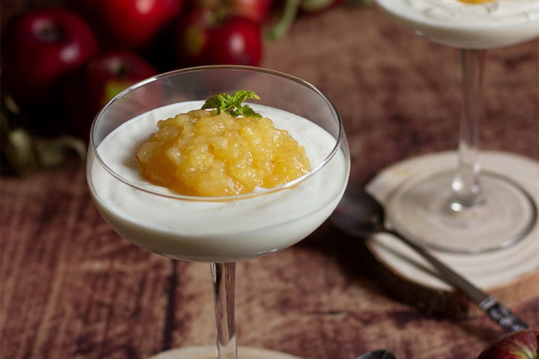 Topfencreme mit Apfel-Weißwein-Ragout
