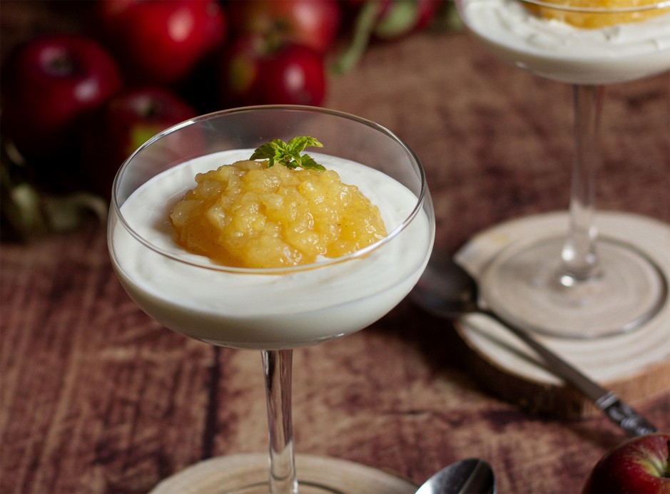 Topfencreme mit Apfel-Weißwein-Ragout