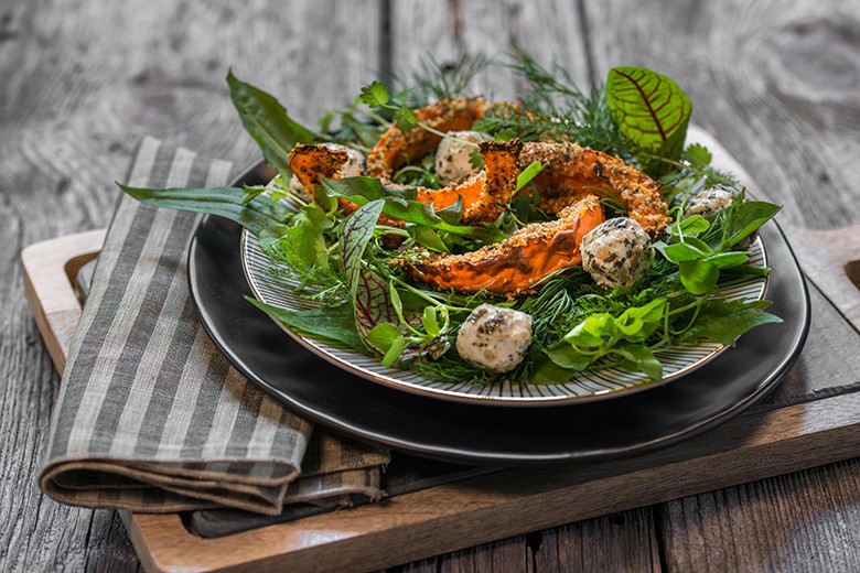 Knuspriger Kürbis auf Wildkräutersalat
