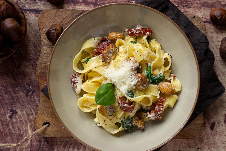 Bandnudeln Carbonara Art mit Maroni