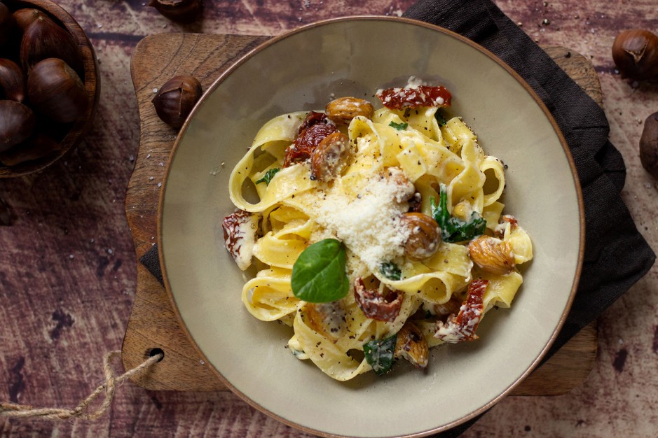 Bandnudeln Carbonara Art mit Maroni