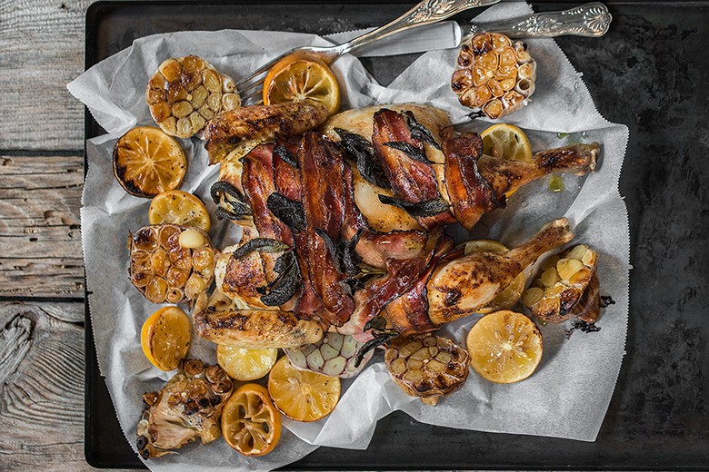 Brathuhn mit knusprigem Salbei und Speck