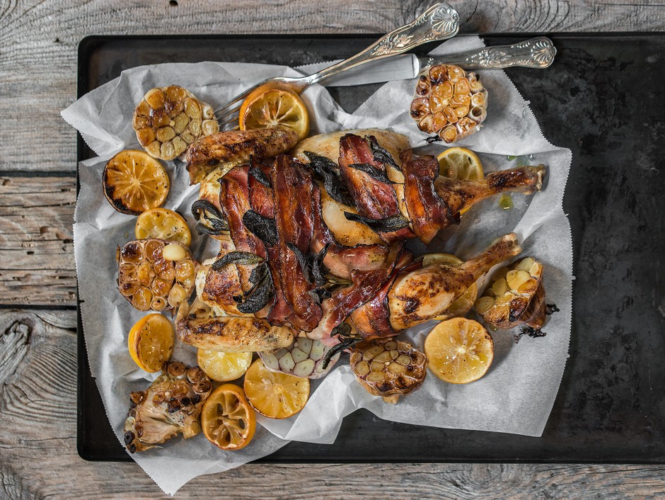 Brathuhn mit knusprigem Salbei und Speck