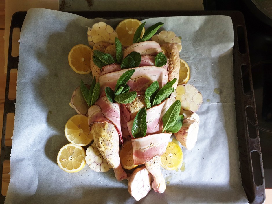 Brathuhn mit knusprigem Salbei und Speck