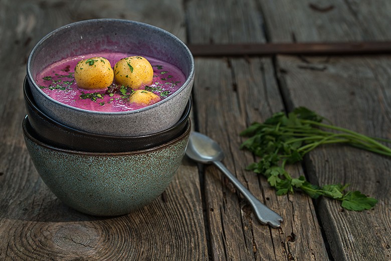 Rotkrautsuppe mit Grießknödel