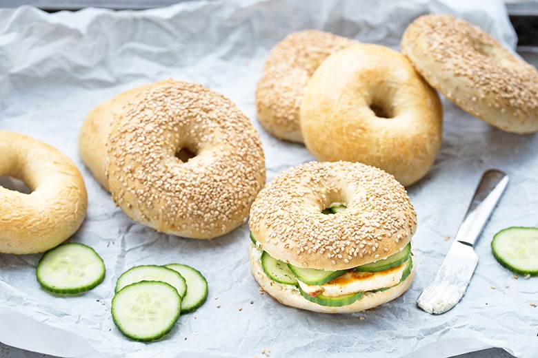 Hausgemachte Bagels mit Halloumi