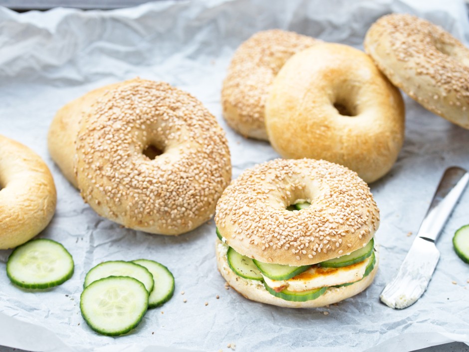 Hausgemachte Bagels mit Halloumi