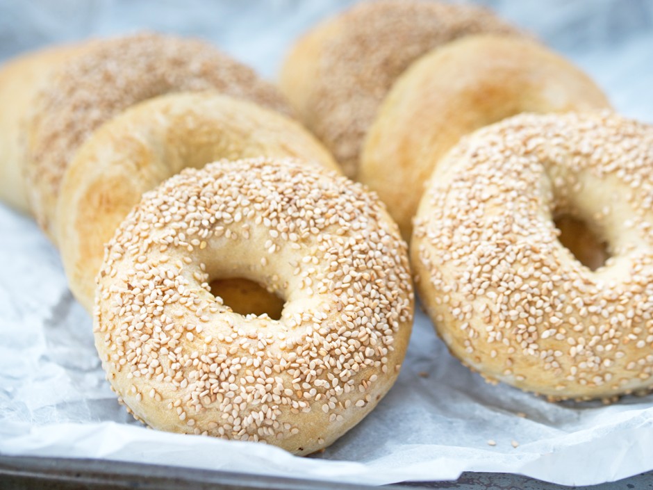 Hausgemachte Bagels mit Halloumi