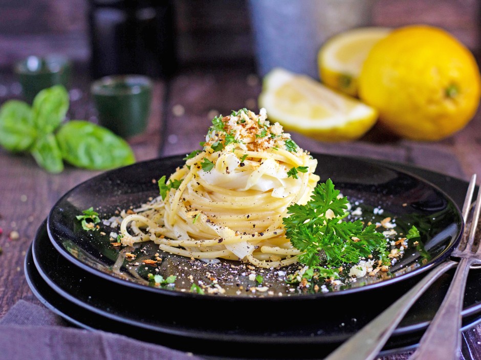 Spargel-Pasta mit Zitronenbutter und Zitronen-Kräuter-Brösel