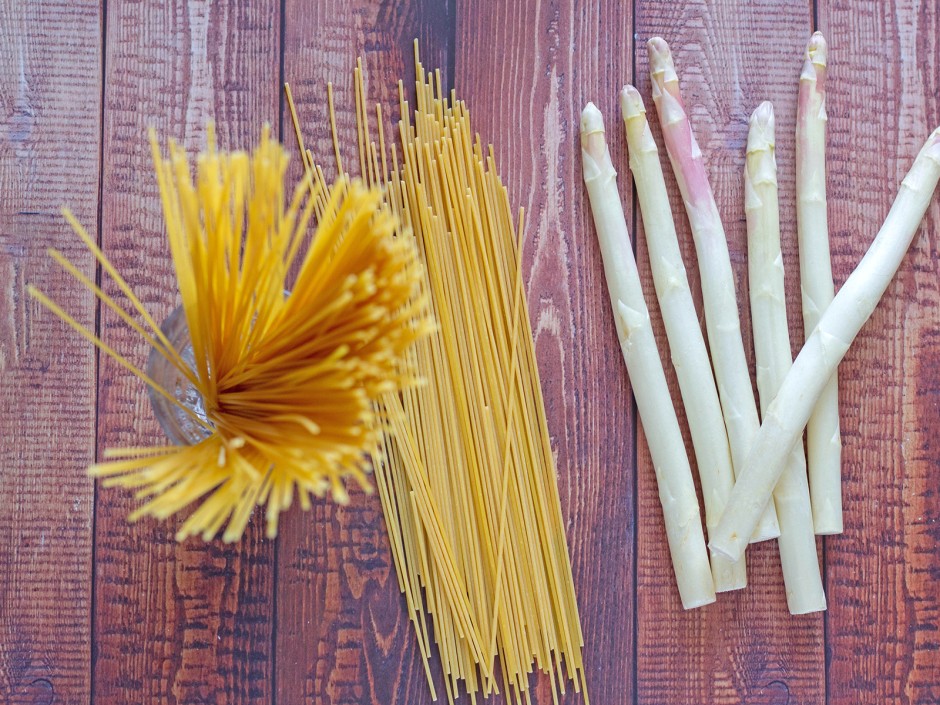 Spargel-Pasta mit Zitronenbutter und Zitronen-Kräuter-Brösel