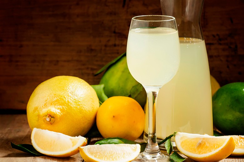 Spritzig durch die Hitze - Limoncello Spritz