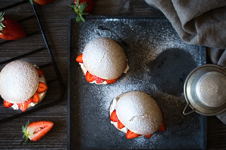 Erdbeer-Scones-Törtchen