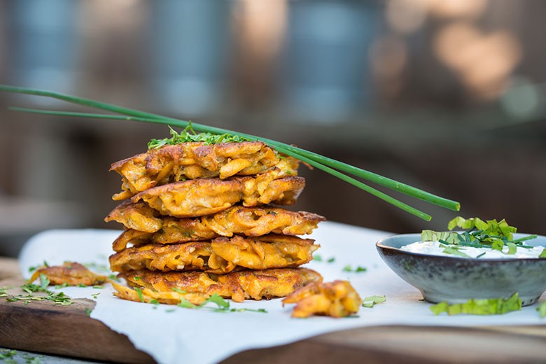 Süßkartoffelpuffer mit Kräuterdip