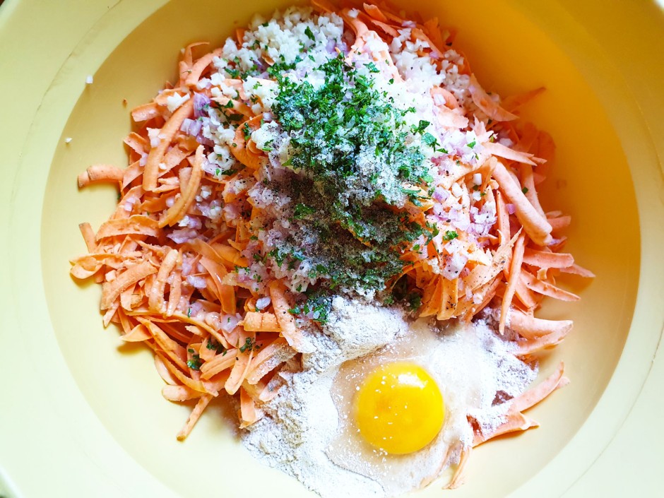 Süßkartoffelpuffer mit Kräuterdip