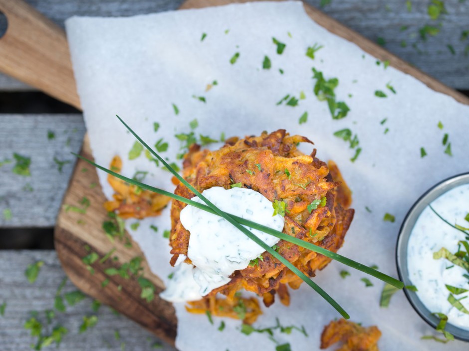 Süßkartoffelpuffer mit Kräuterdip