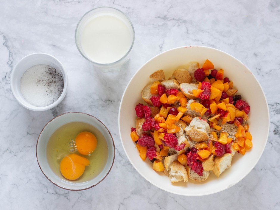 Scheiterhaufen mit Vanillesauce und Sommerfrüchte