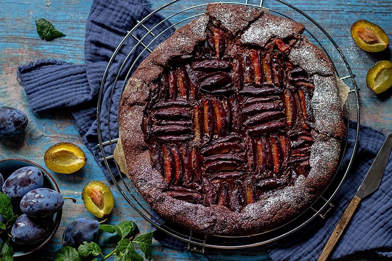 Schokoladen-Galette mit Kaffee und Zwetschken