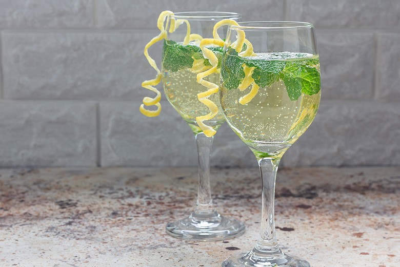Kräuterspritz, ein erfrischender Feierabendtrink