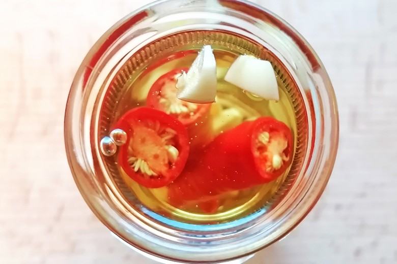 Chili-Knoblauch-Gewürzöl