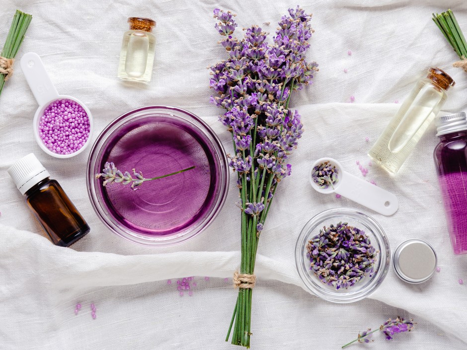 Naturkosmetik mit Lavendelblüten