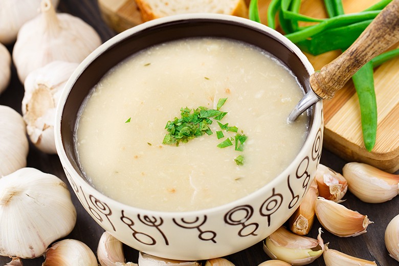 Die antibakterielle Knoblauchsuppe