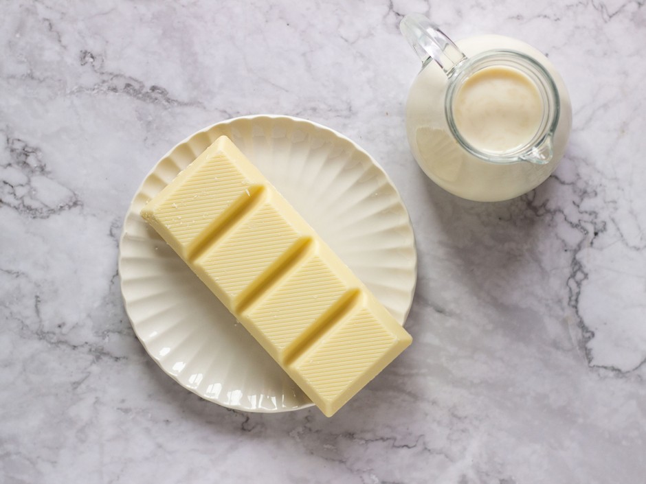 Weisses Schokomousse mit Kürbiskern-Keks