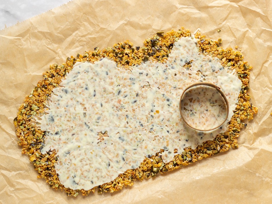 Weisses Schokomousse mit Kürbiskern-Keks