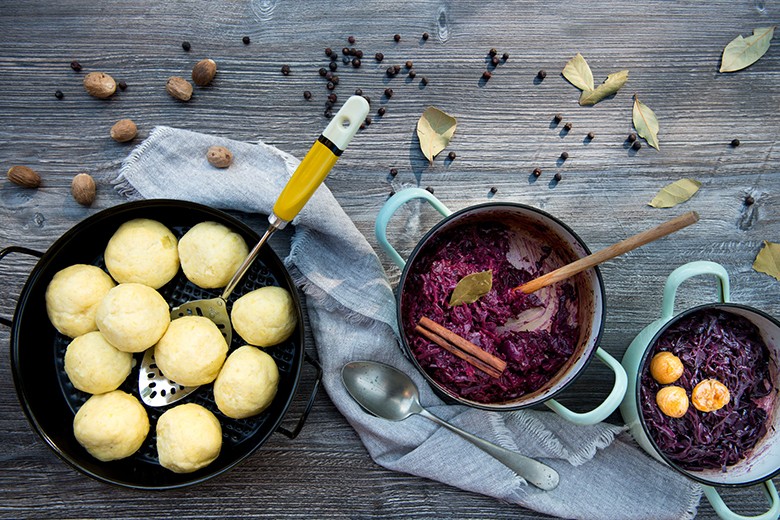 Kartoffelknödel mit karamellisiertem Rotkraut