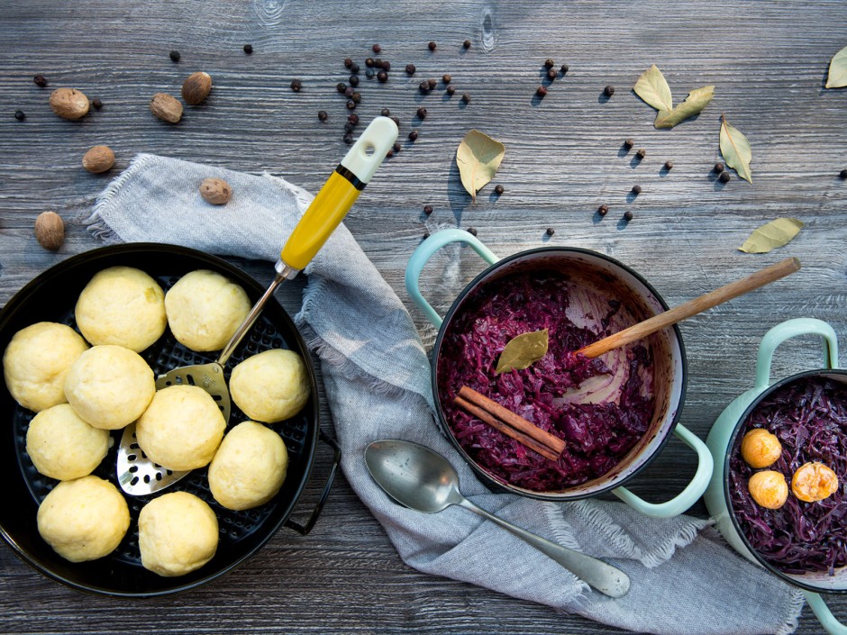 Kartoffelknödel mit karamellisiertem Rotkraut