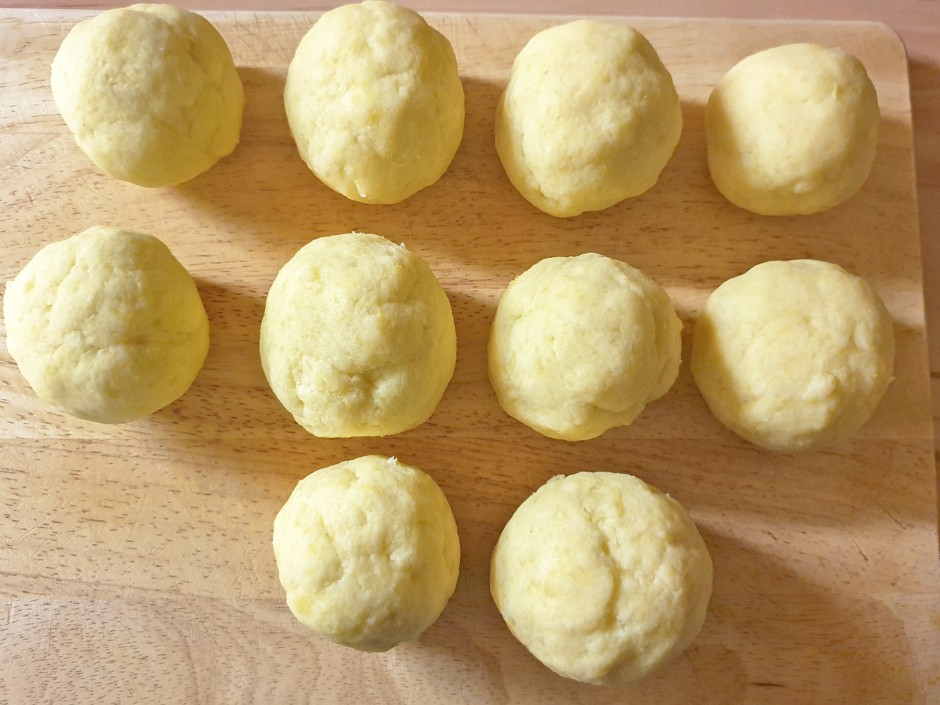 Kartoffelknödel mit karamellisiertem Rotkraut | GuteKueche.at
