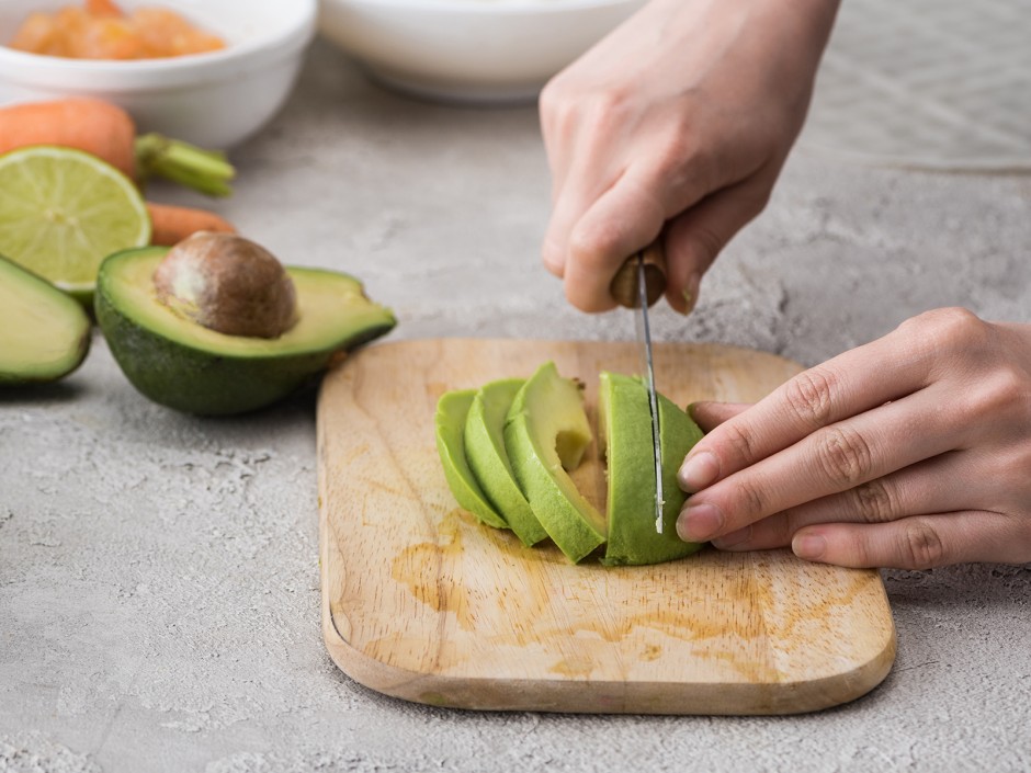 Wie isst man eine Avocado?