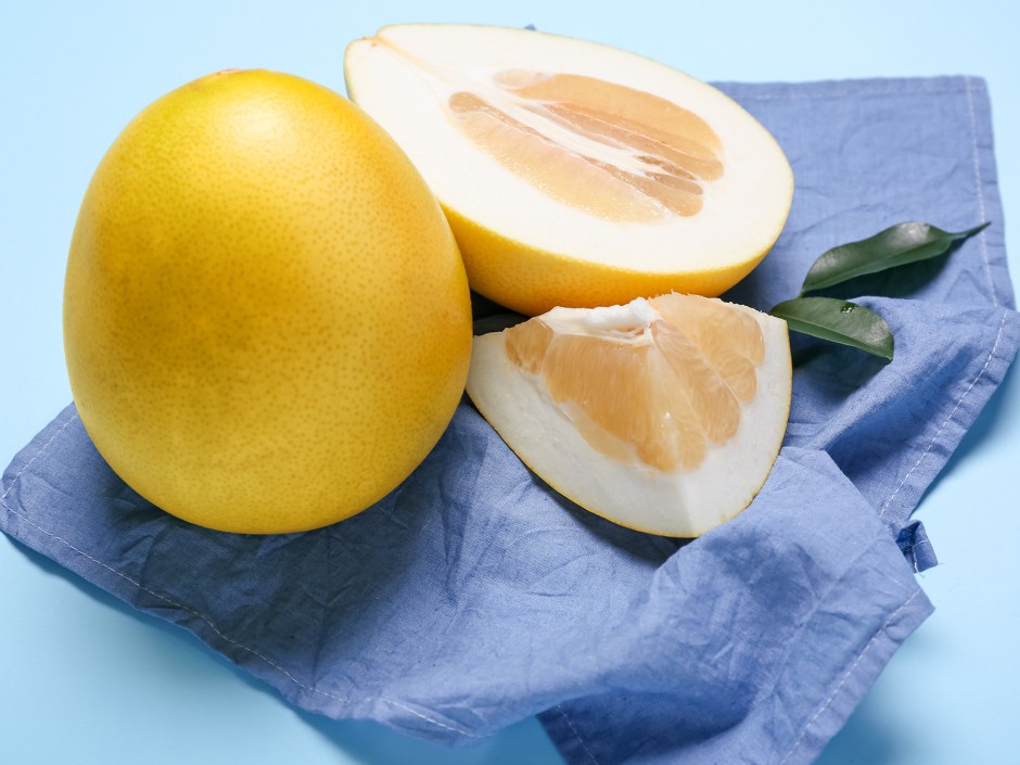 Wie isst man eine Pomelo?