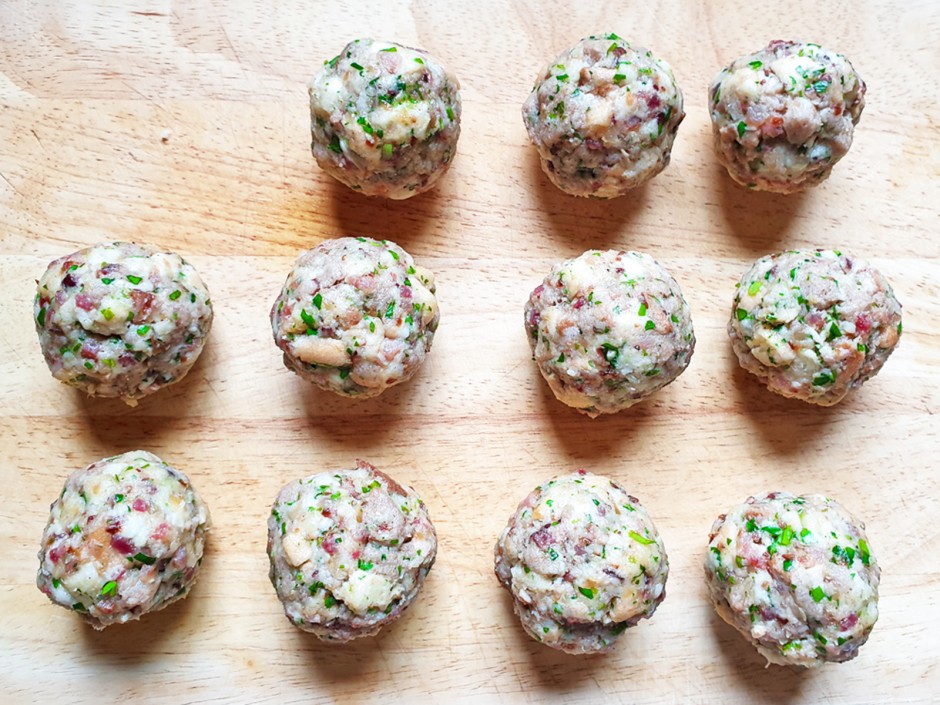 Speckknödel auf Rieslingkraut