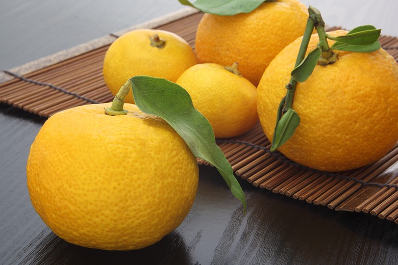 Wie isst man eine Yuzu?