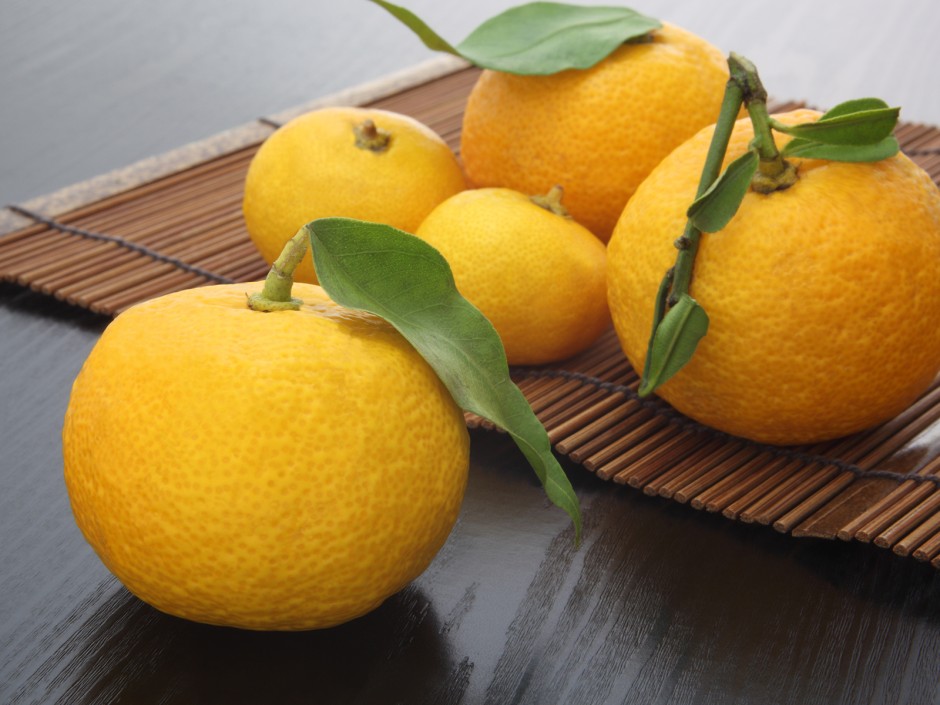 Wie isst man eine Yuzu?