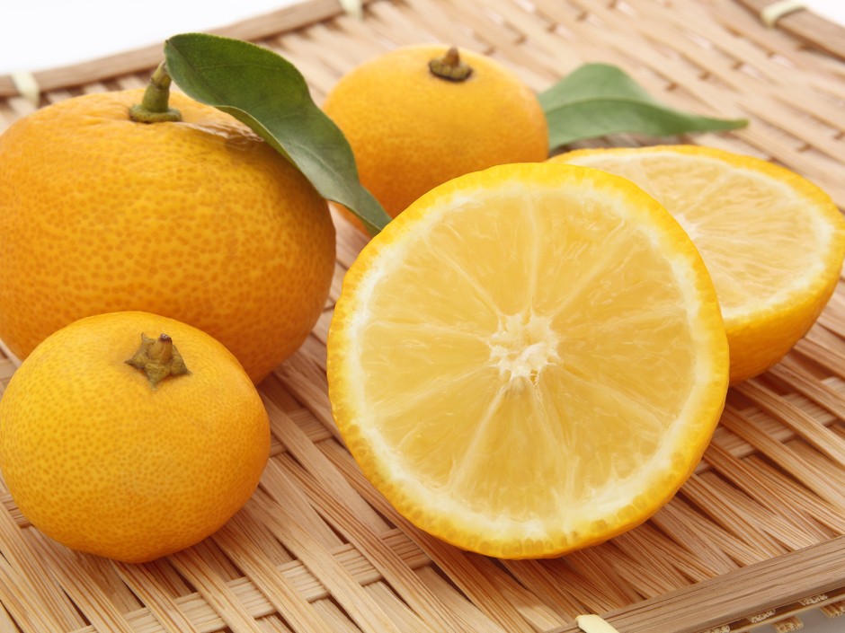 Wie isst man eine Yuzu?