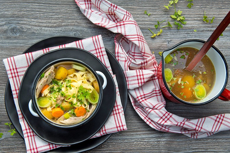 Hühnersuppe mit selbstgemachten Nudeln