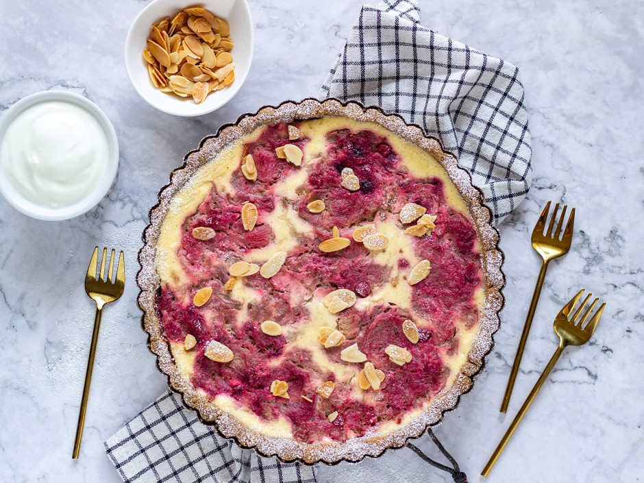 Rhabarbertarte mit Rahmguss und Mandelblättchen