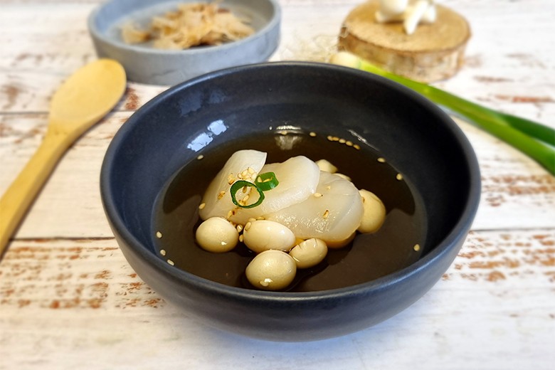 Klare Dashi Brühe mit Buchenpilze