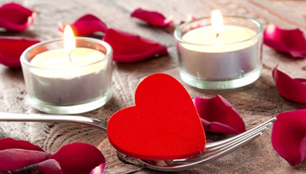 Tischdekoration für den Valentinstag