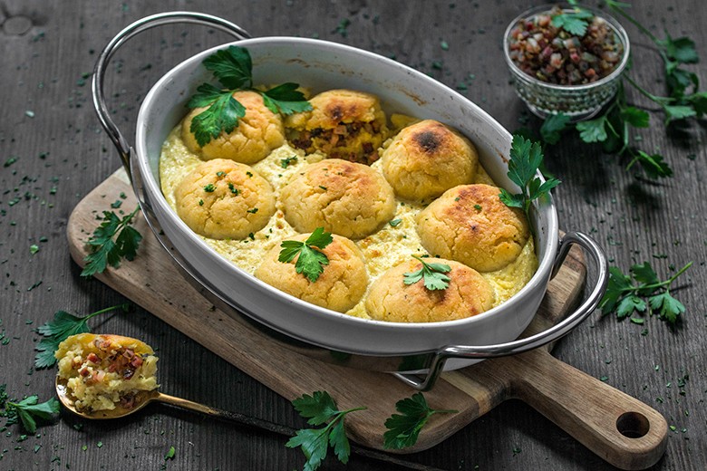 Überbackene Kartoffelknödel mit Speckfülle