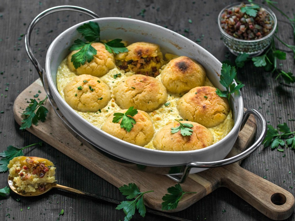 Überbackene Kartoffelknödel mit Speckfülle