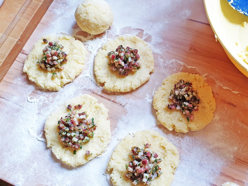 Überbackene Kartoffelknödel mit Speckfülle